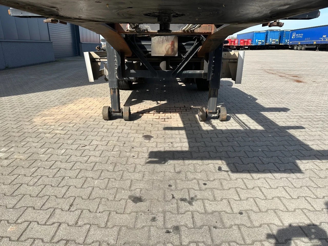 Van Hool 2003 - 20FT Tipping-chassis (20 degrees tipping angle, 24V operated) / ADR (EX/II, EX/III, FL, AT) / SAF discbrakes / 2 liftaxles / NL-chassis imagem 11