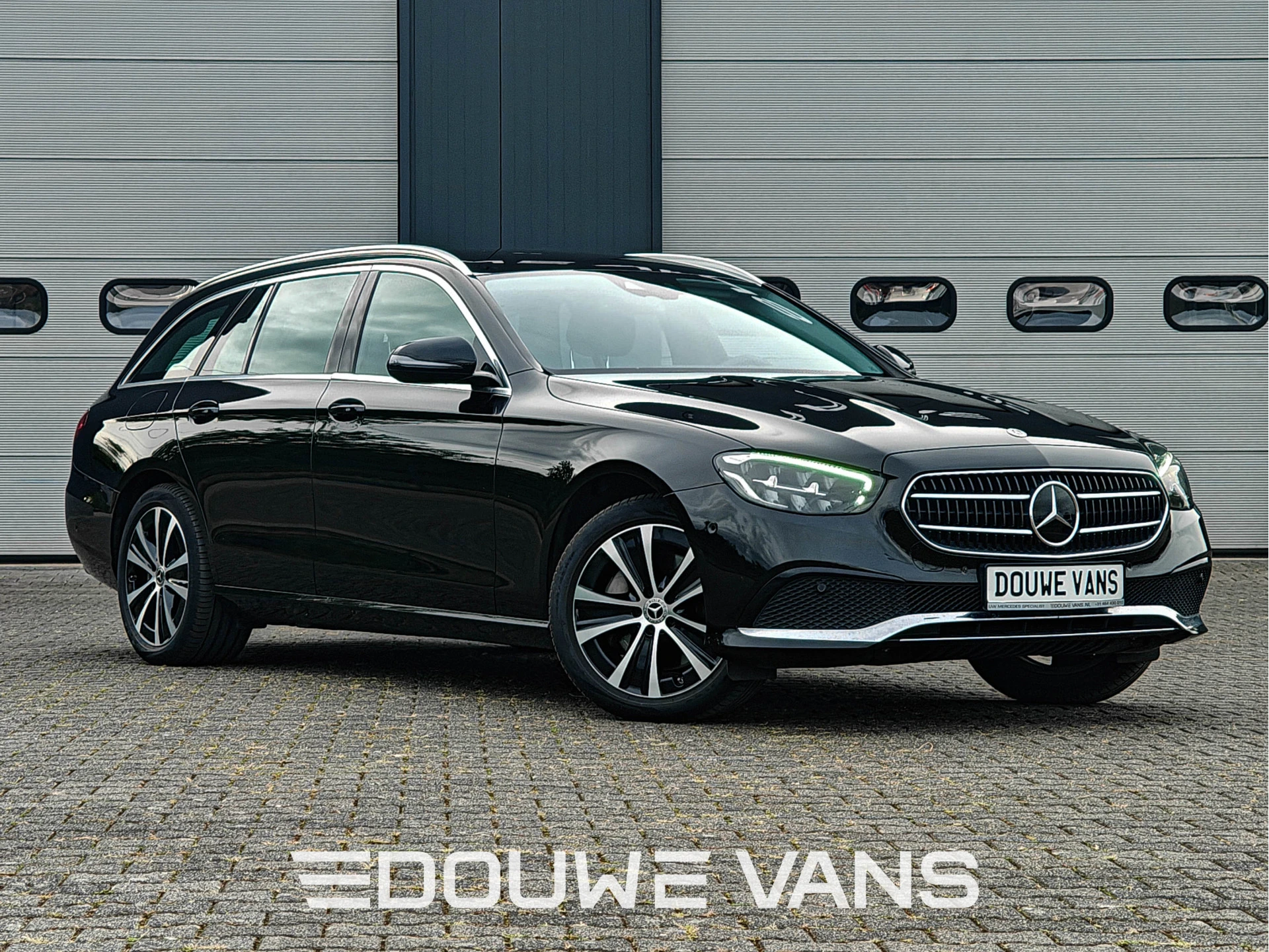 Mercedes-Benz E-Klasse 2023 - 300e LED Carplay Camera Navigatie Stoelverwarming afbeelding 1