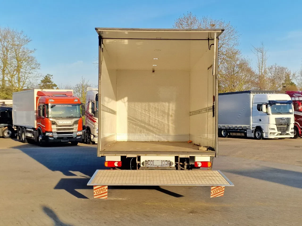 Renault D 2017 - 4x2 Box - Loadlift - Low KM - Euro 6 - 130 KW - 7.500 KG - Airco image 7