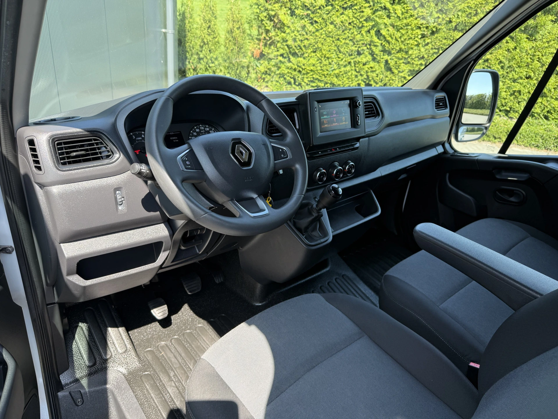 Renault Master 2023 - 2.3 dCi 136 PK / L2H2 / 1e EIG. / TREKHAAK / AIRCO / CRUISE / NAVI / CAMERA / 3-ZITS / LED afbeelding 6