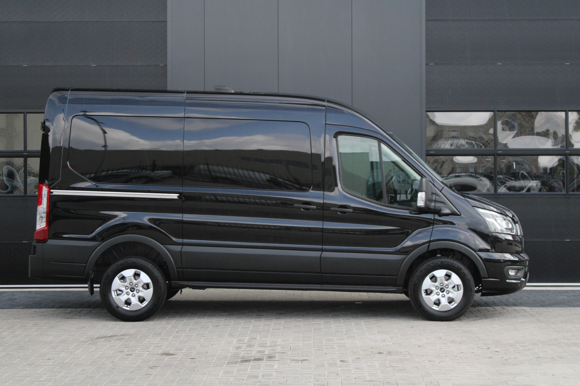 Ford Transit 2024 - 350 2.0 TDCI L2H2 Limited 165pk - Adaptive Cruise - Xenon - Navi - Blind Spot - 360 camera - Rijklaar obrázek 26