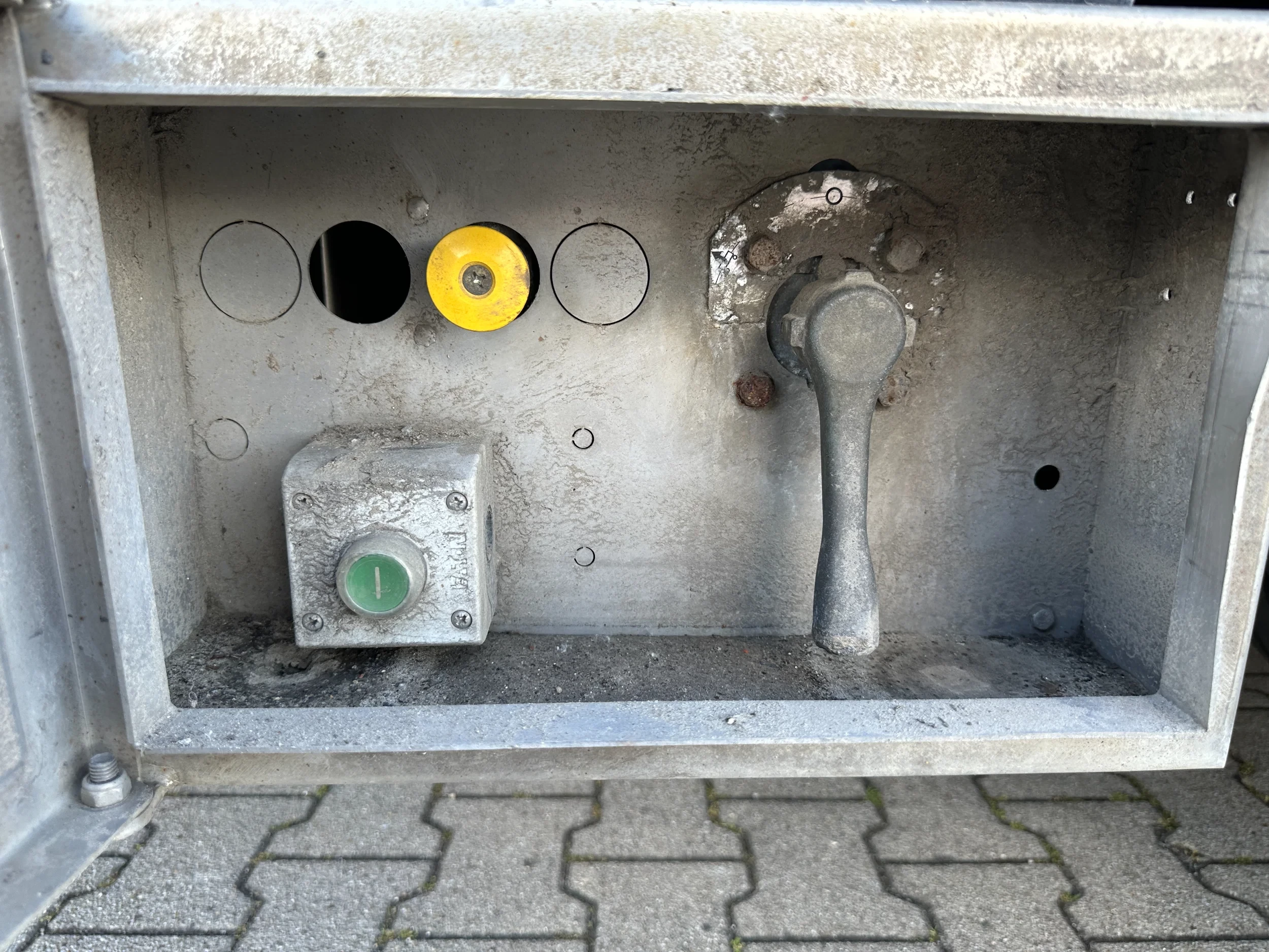 Broshuis 2015 - 3ABSD Lowloader 3-axle / GVW: 53.000kg / Neck: 23.000kg / hydraulic steering + ramps + loading table / 4.60m extendable / winch / liftaxle afbeelding 33