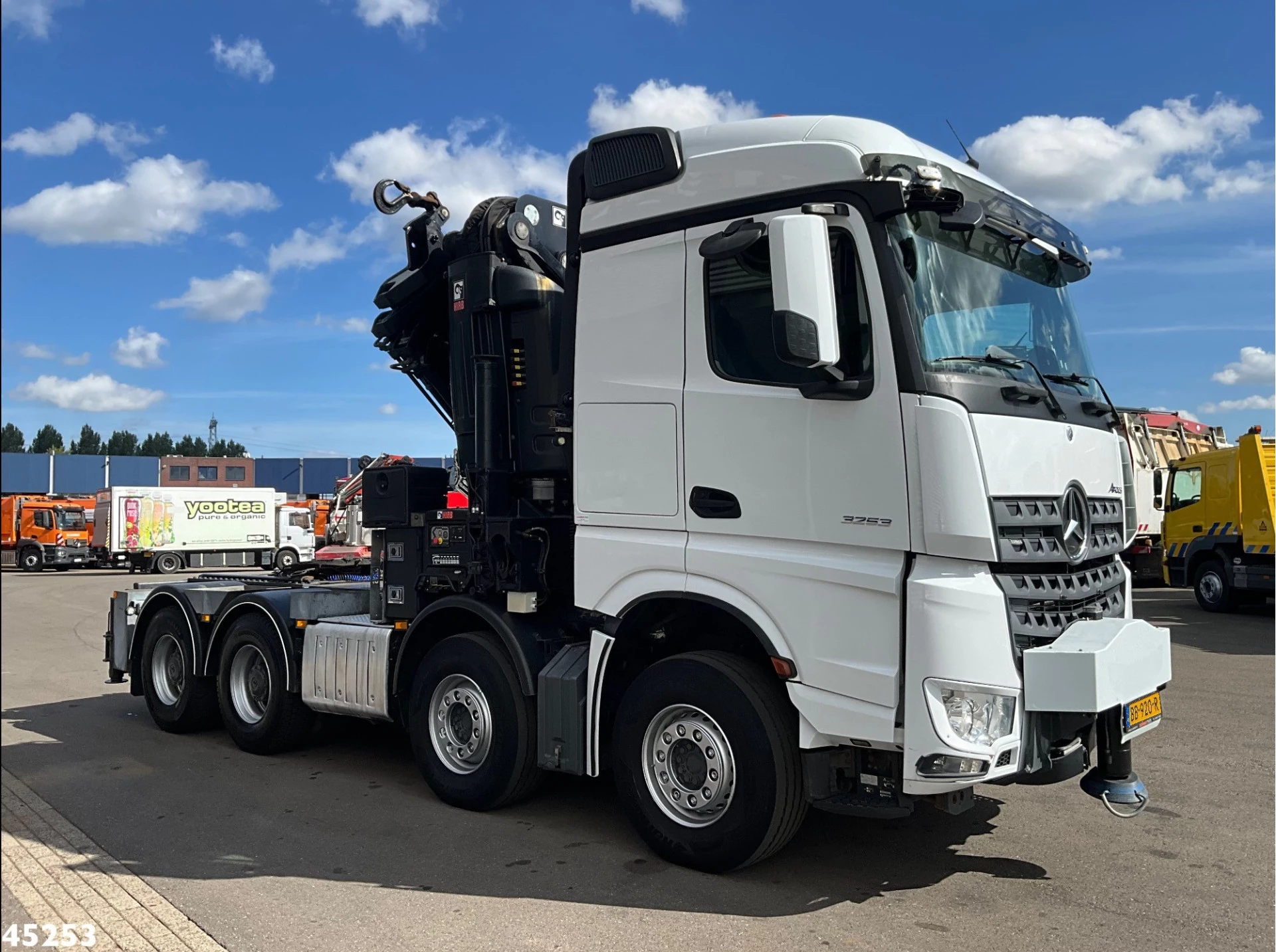 Mercedes-Benz Arocs 3253 8x4 Hiab 105 Tonmeter laadkraan 2019 image 6
