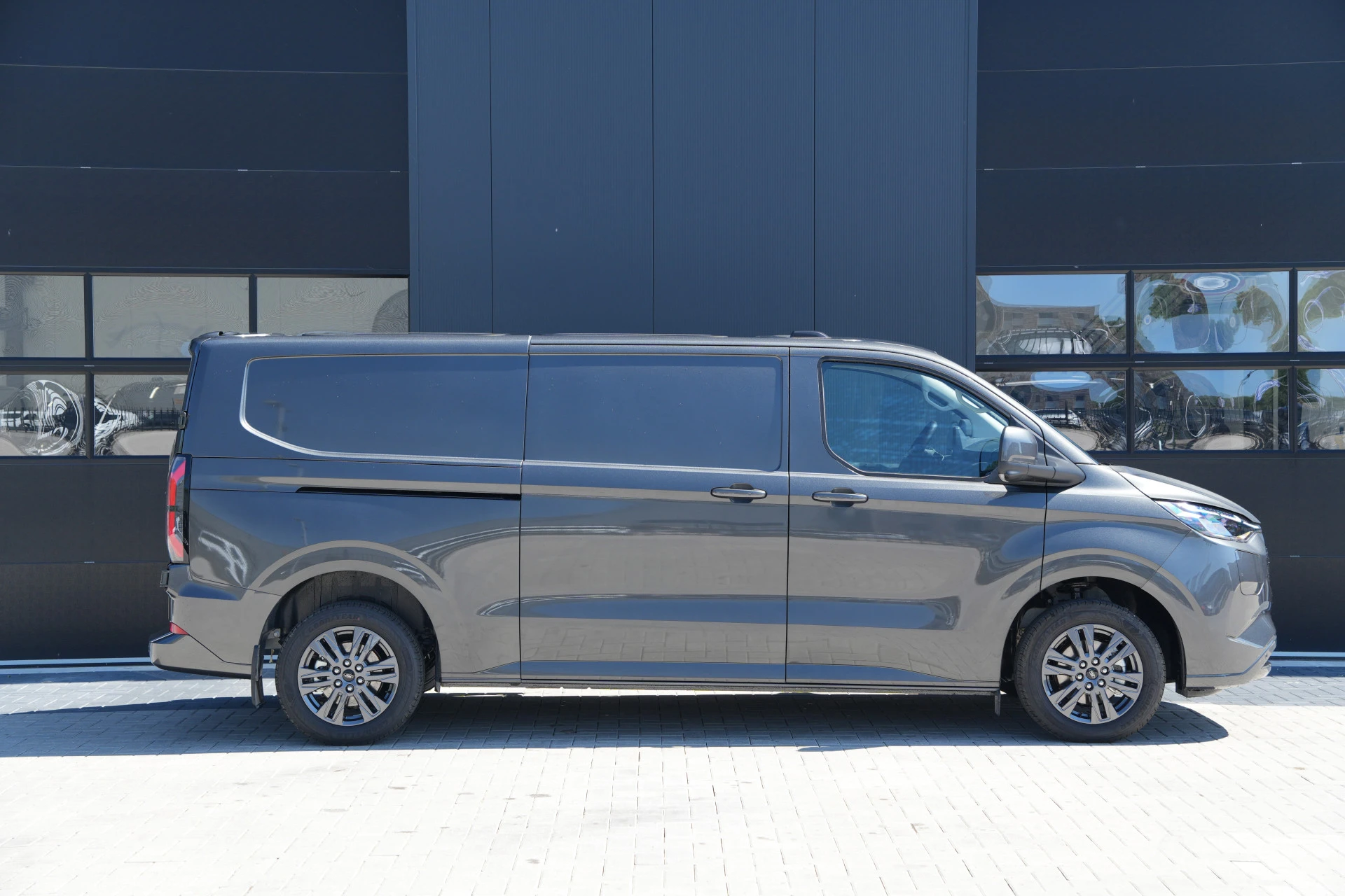 Ford E-Transit Custom 2026 - 340 L2H1 Limited 71 kWh 218pk - AGR Bestuurdersstoel - 2x Schuifdeur - LED - 360 Camera - B&O - ACC - Navi - Stoel/Stuurverwarming - Rijklaar immagine 4
