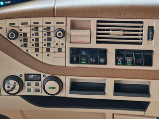 Volvo FH 2017 - 13.500 Globetrotter XL 4x2 - Show truck - Retarder - Custom interior - I parkcool image 16
