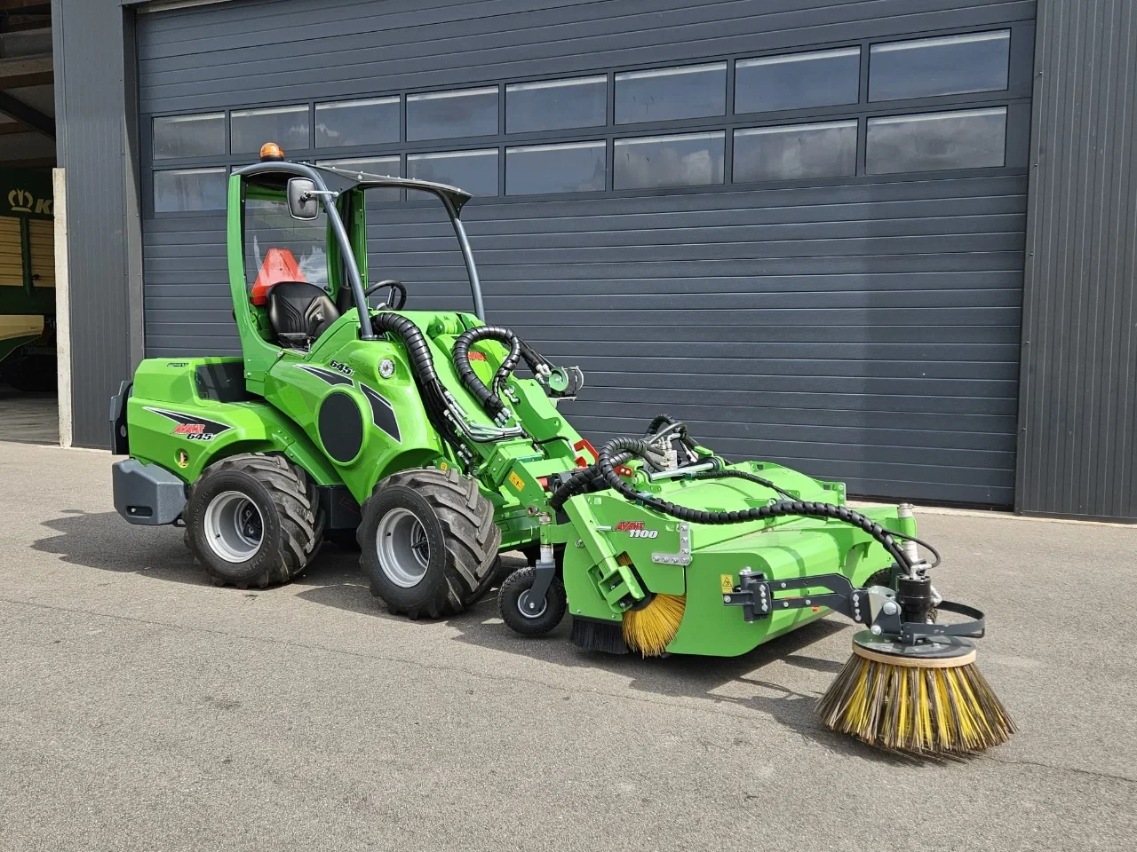 Avant 2025 - 645i Rental mini-shovel afbeelding 1