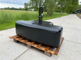 Case 2026 - Frontgewicht 750 kg afbeelding 1 miniatuur