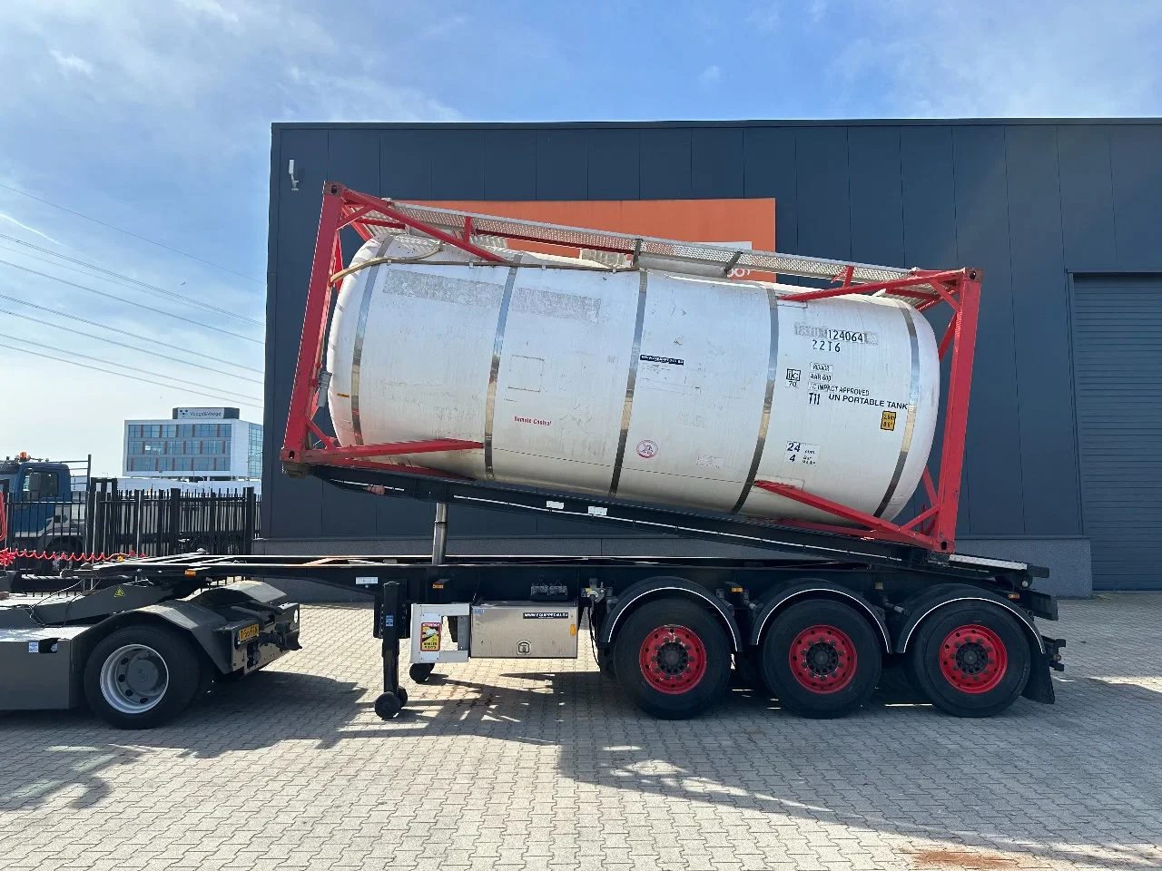 Van Hool 2003 - 20FT Tipping-chassis (20 degrees tipping angle, 24V operated) / ADR (EX/II, EX/III, FL, AT) / SAF discbrakes / 2 liftaxles / NL-chassis imagem 1