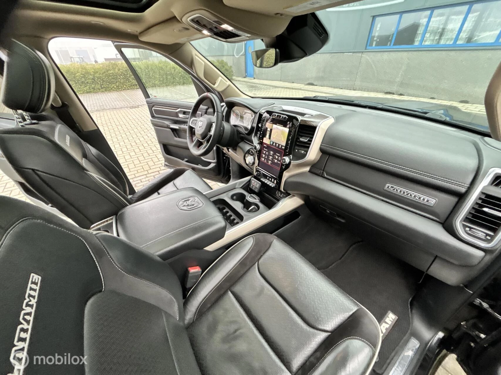 Dodge Ram 1500 2018 - 4X4 5.7 V8 4x4 Crew Cab Laramie black out lpg imagem 18