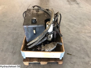Universeel N/A - Pump, tank and hydraulic hoses bild 5