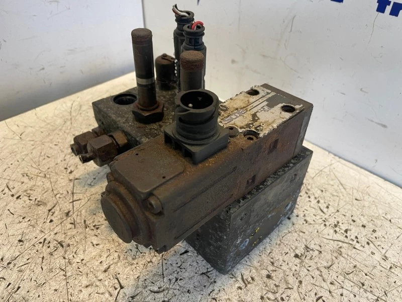 DAF - 1450336-1981282 ACCUMULATORVENTIEL CF75(IV)/CF85(IV)/XF95/XF105 (SOME SENSORS NOT PRESENT) immagine 2