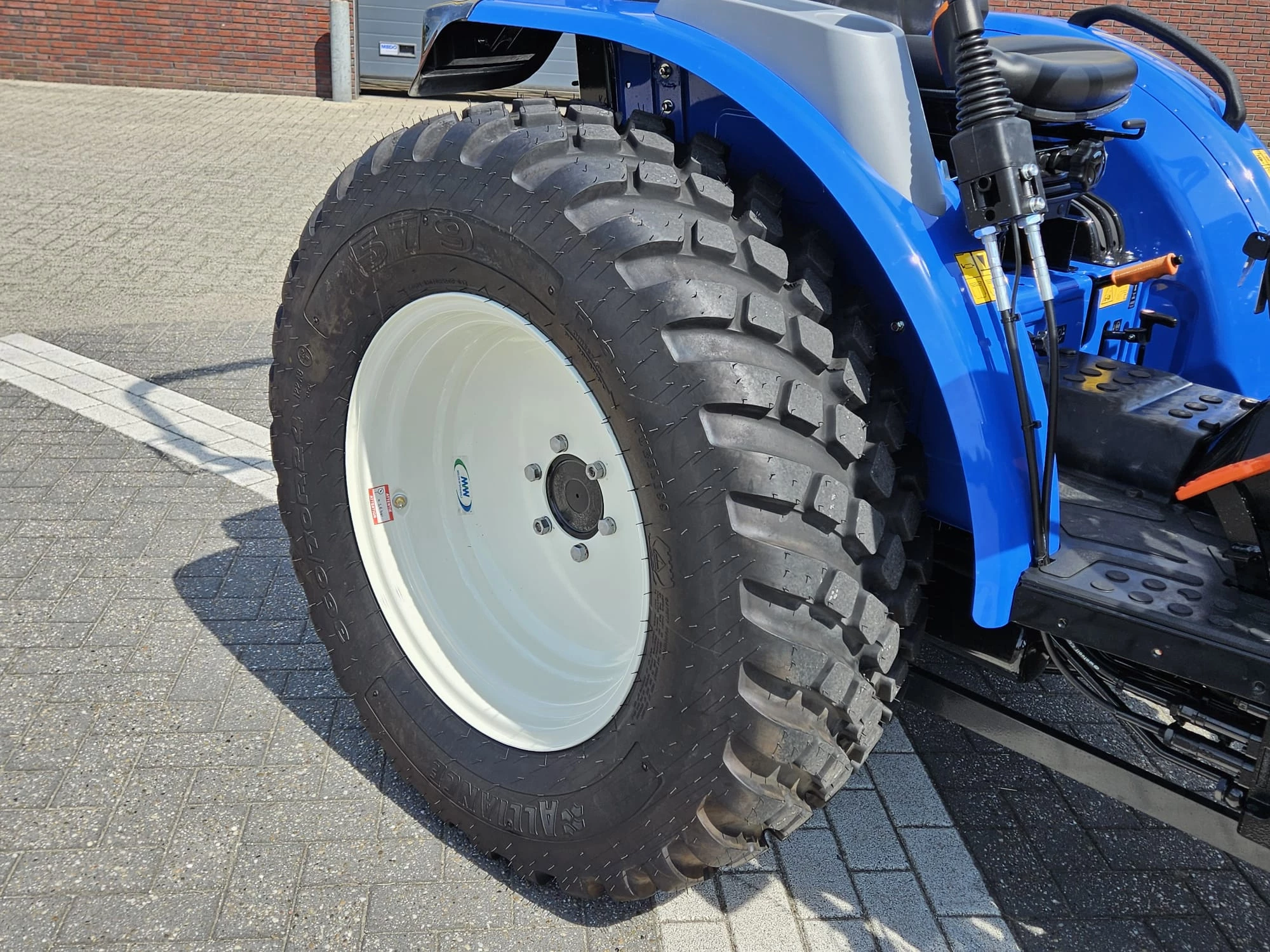 New Holland 2024 - Boomer 55 HST met voorlader en Kemp balenprikker afbeelding 13