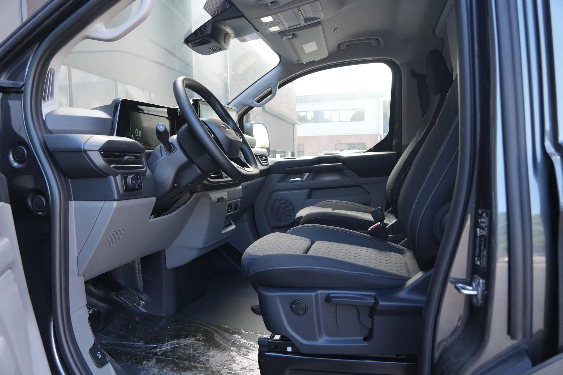 Ford Transit Custom 2025 - 320 2.0 TDCI L2H1 Limited 170pk - 1+1 Stoelopstelling - 2x Schuifdeur - Adaptive Cruise - Verwarmd stuur - Blind spot - Navigatie - Camera - Draadloos laden - Rijklaar imagen 16