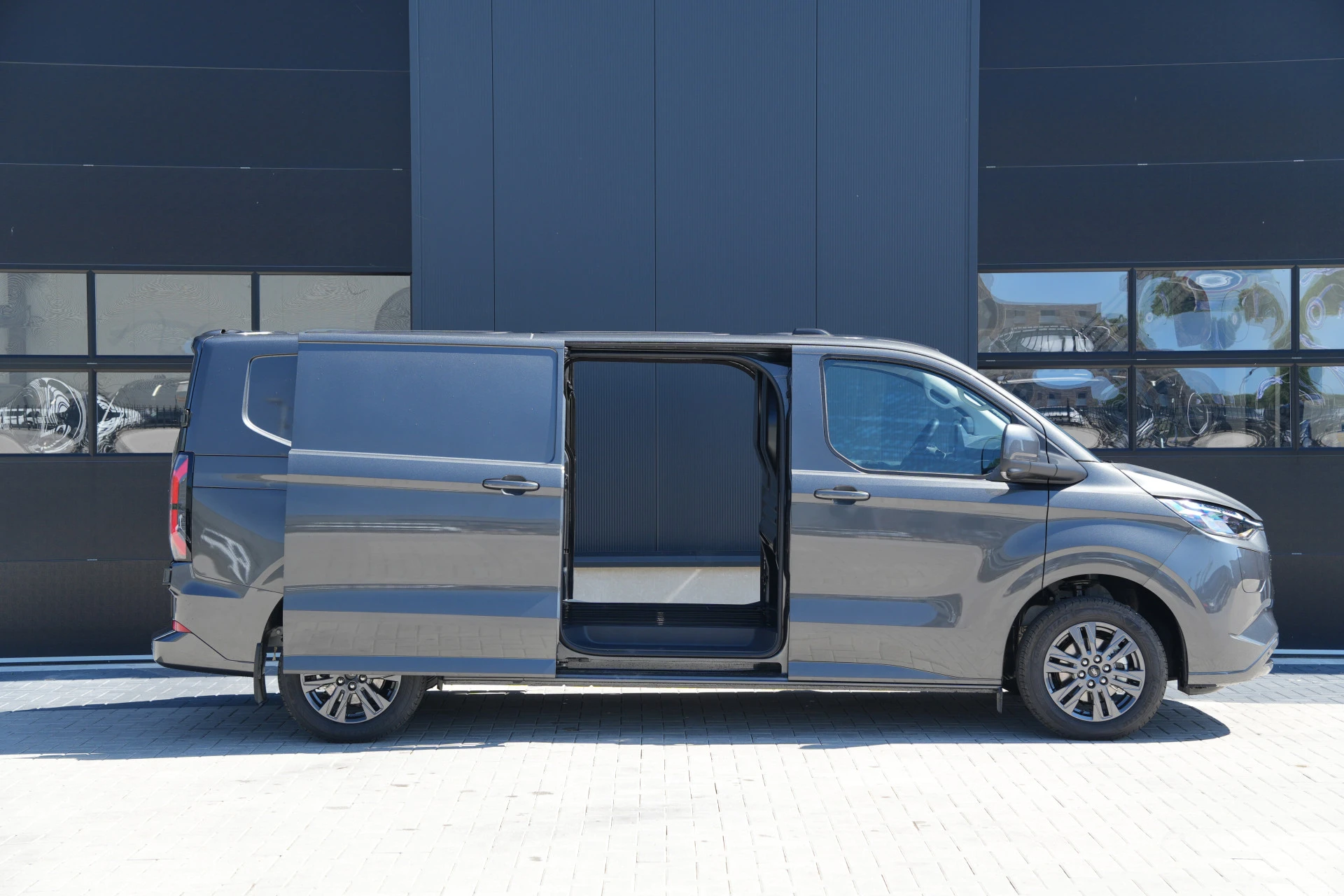 Ford E-Transit Custom 2026 - 340 L2H1 Limited 71 kWh 218pk - AGR Bestuurdersstoel - 2x Schuifdeur - LED - 360 Camera - B&O - ACC - Navi - Stoel/Stuurverwarming - Rijklaar immagine 5