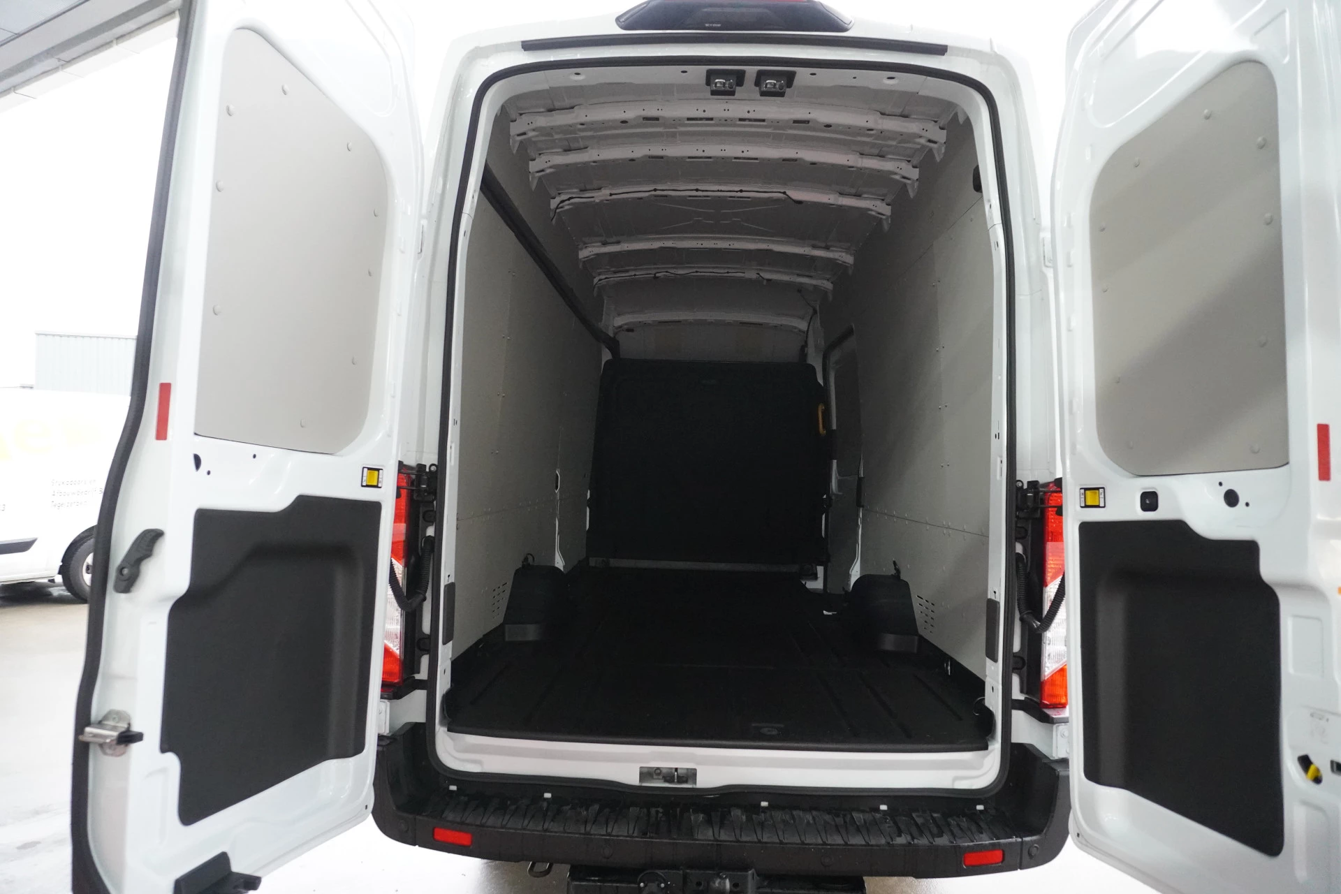 Ford Transit 2024 - 350E 2.0 TDCI 130PK L4H3 Trend image 11