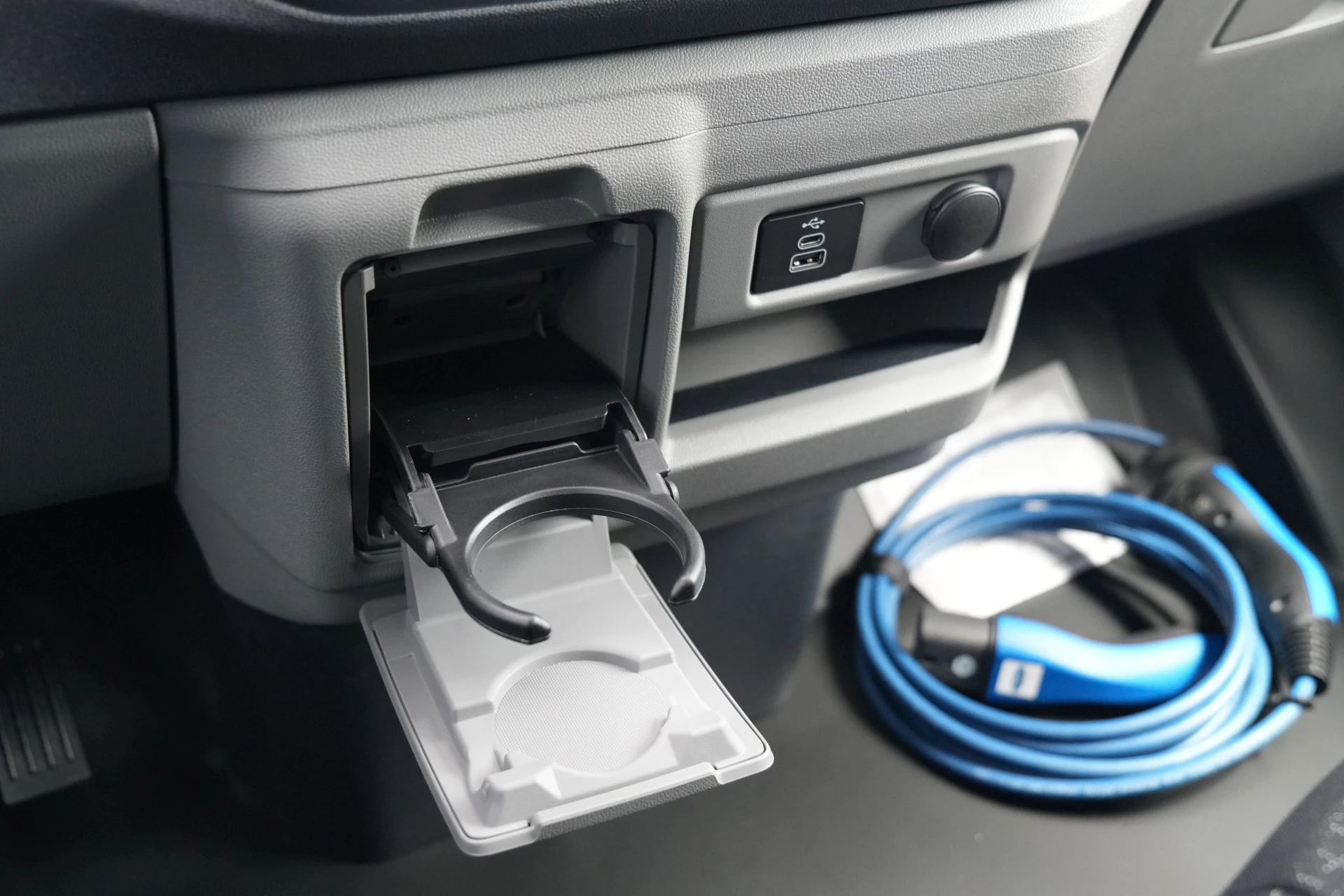 Ford Transit Custom 2026 - 340 2.5 PHEV L2H1 Kombi Trend 9 zits - Carplay - Camera - Navigatie - Airco achterin - Cuise - Rijklaar afbeelding 33