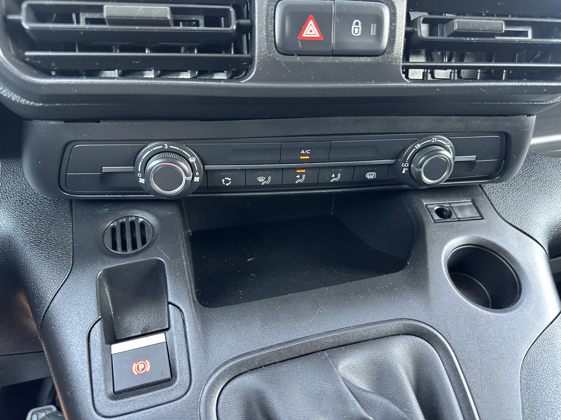Citroën Berlingo 2020 - 1.5 BlueHDI 102 PK E6 / L1H1 / 1e EIG. / TREKHAAK / PERMANENT REAR VIEUW / BLIND SPOT / ALUCA INRICHTING / AIRCO / CRUISE afbeelding 16