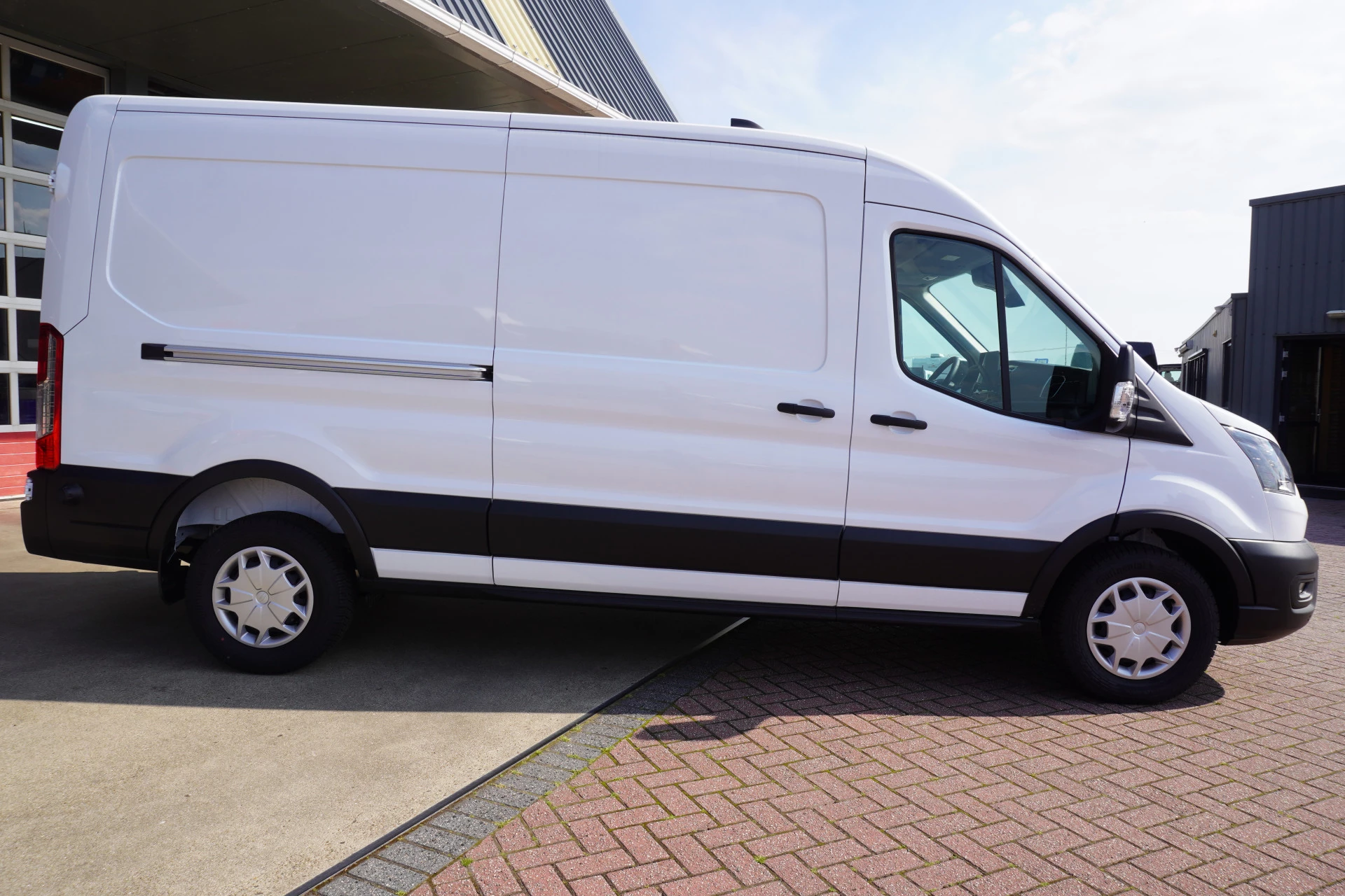 Ford Transit 2024 - 350L 2.0 TDCI 130PK L3H2 Trend Automaat Bild 3
