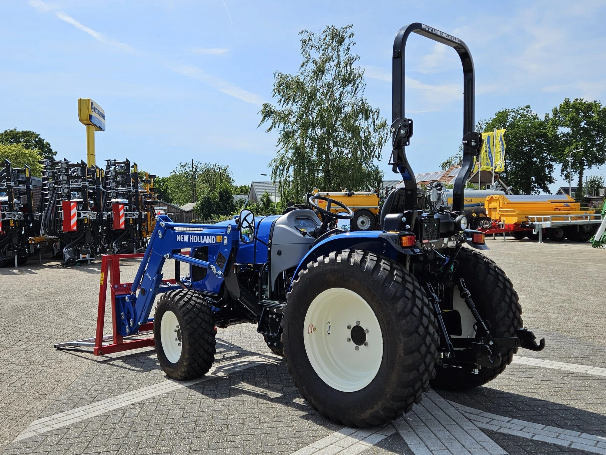 New Holland 2024 - Boomer 55 HST met voorlader en Kemp balenprikker afbeelding 6