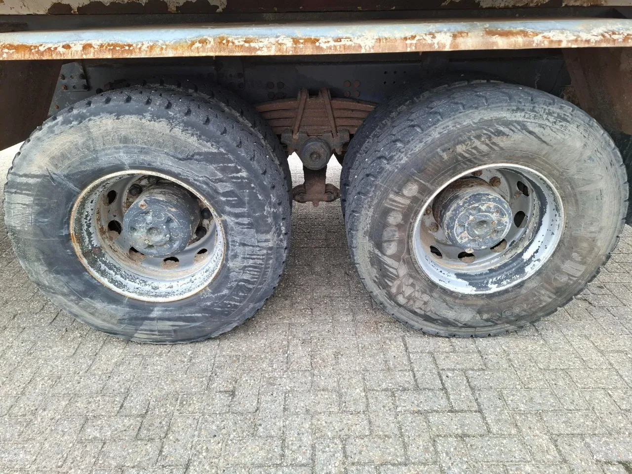 Scania P 2007 - P380 / 6X4 / 2X BIG AXLE / FULL-STEEL / DRUM BRAKES / TEREX TLC 125.2 CRANE / AIRCO / MANUAL / EURO-4 / 2007 obrázek 18