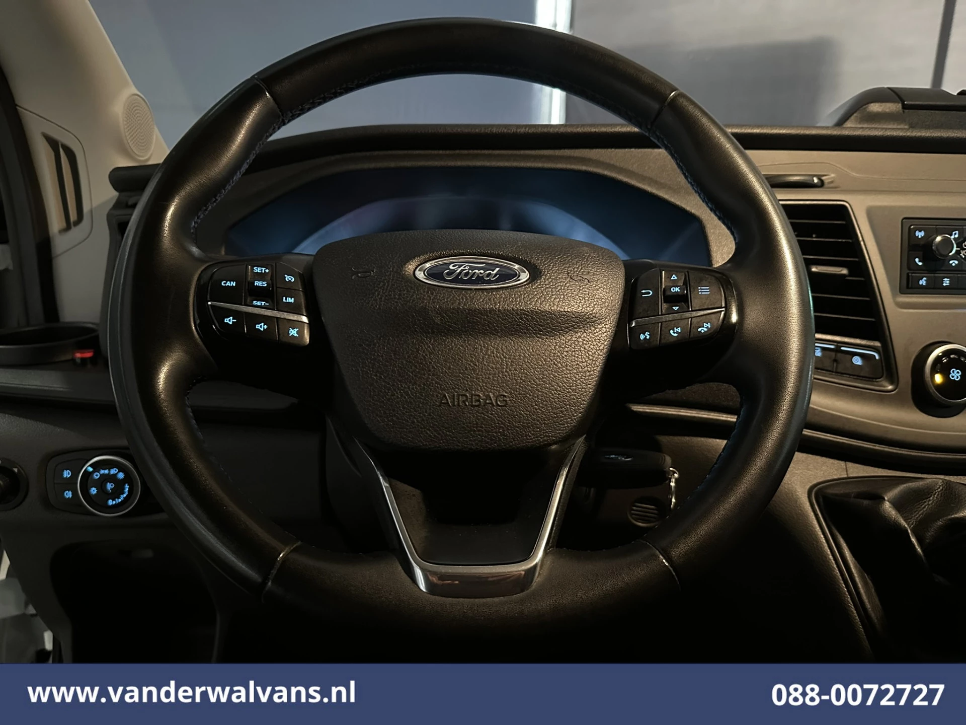 Ford Transit 2022 - 2.0 TDCI 130pk Bakwagen Laadklep Euro6 Airco | 1040kg laadvermogen | Cruisecontrol | Verwarmde voorruit image 4
