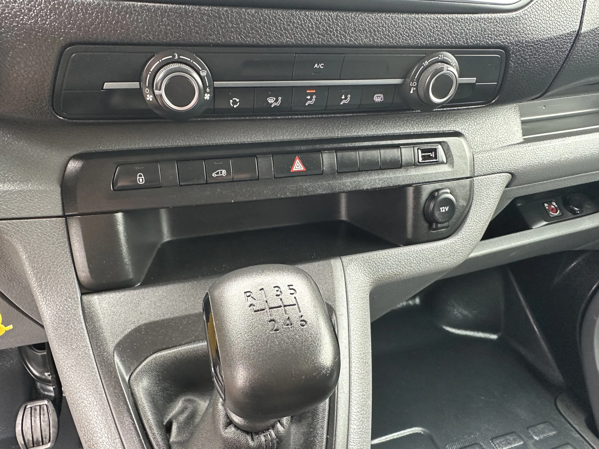 Peugeot Expert 2021 - 2.0 BlueHDI 123 PK / L2H1 / 1e EIG. / IMPERIAAL / TREKHAAK / AIRCO / CRUISE / CARPLAY afbeelding 13