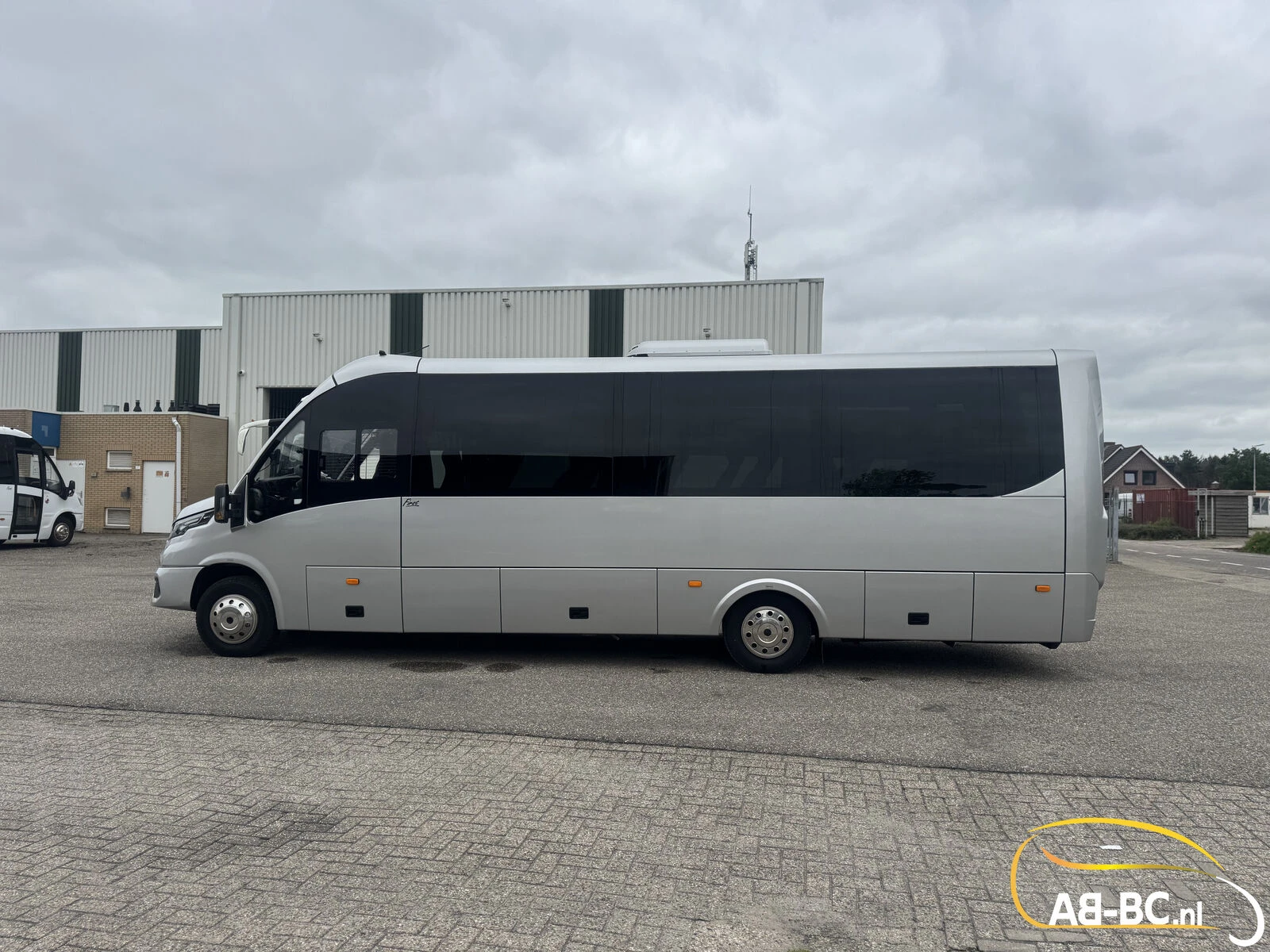 Iveco Rosero First Touring Electra, range 336 km, 24 Seats 2026 obrázek 12