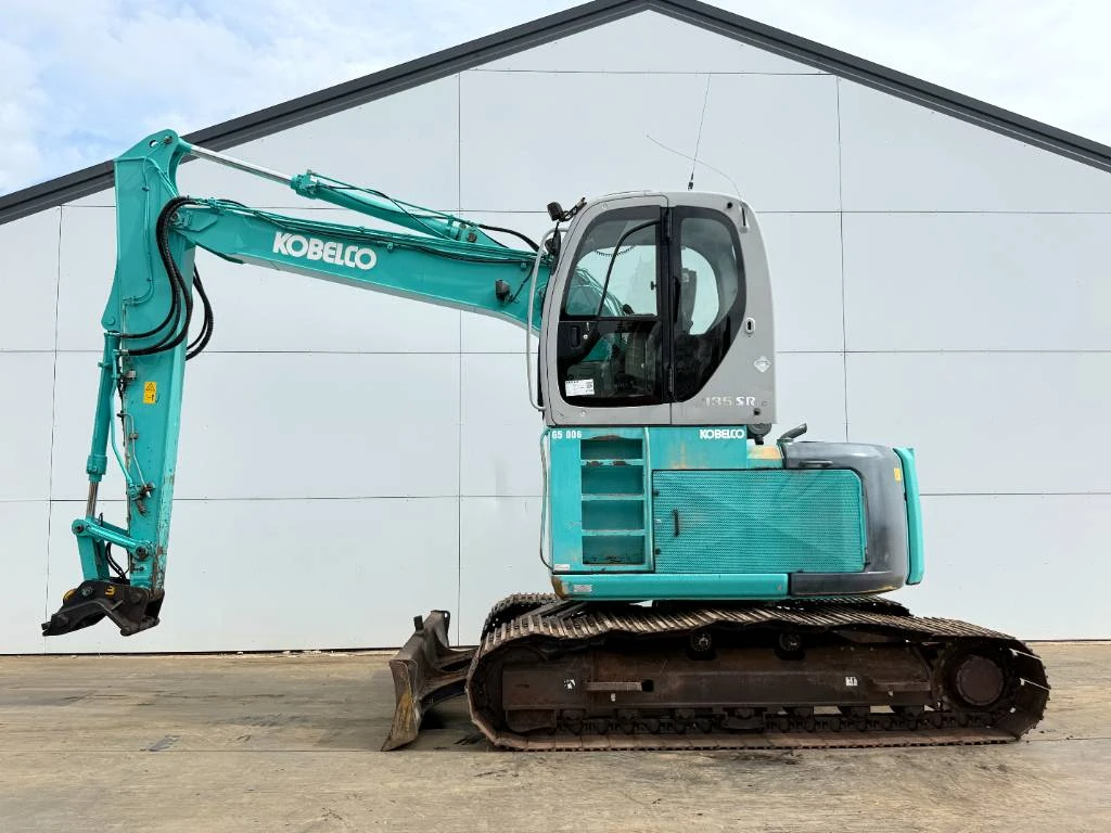 Kobelco 2002 - SK135SRLC-1E - Extra High Cabin / Hammer Lines image 1