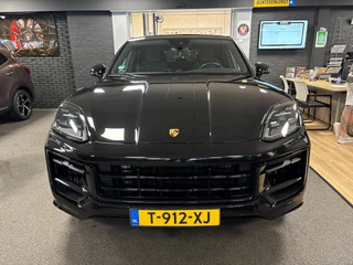 Porsche Cayenne 2023 - coupe 3.0 E-Hybrid/sport chrono/sport design/pano/leer/4 jaar garantie/passenger display afbeelding 2 miniatuur