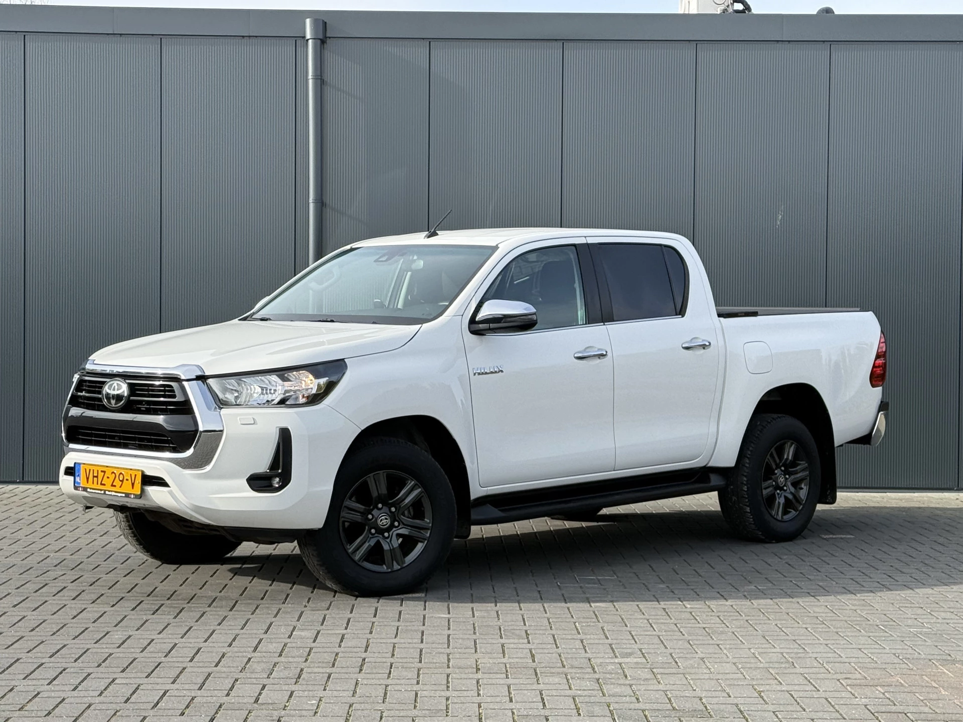 Toyota Hilux 2021 - 2.4 D-4D AUTOMAAT / 4x4 / 1e EIG. / 3.500 KG AHG / CAMERA / TREKHAAK / ECC / CRUISE / CARPLAY zdjęcie 2