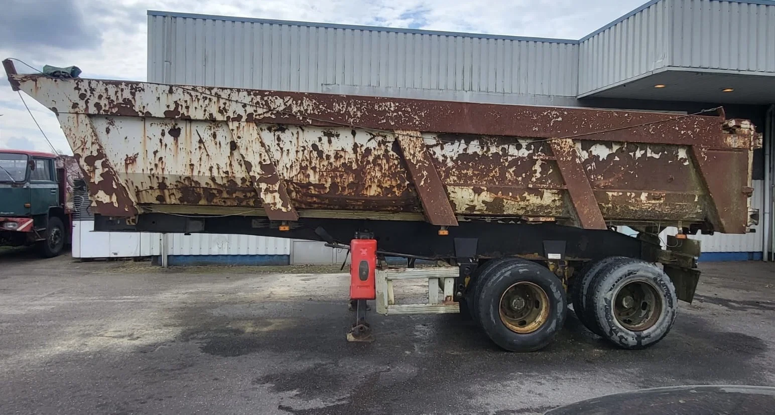 Trailor 1998 - 2 Axle , 8 Tyres , Steel Tipper , Spring Suspension , Drum Brakes afbeelding 2