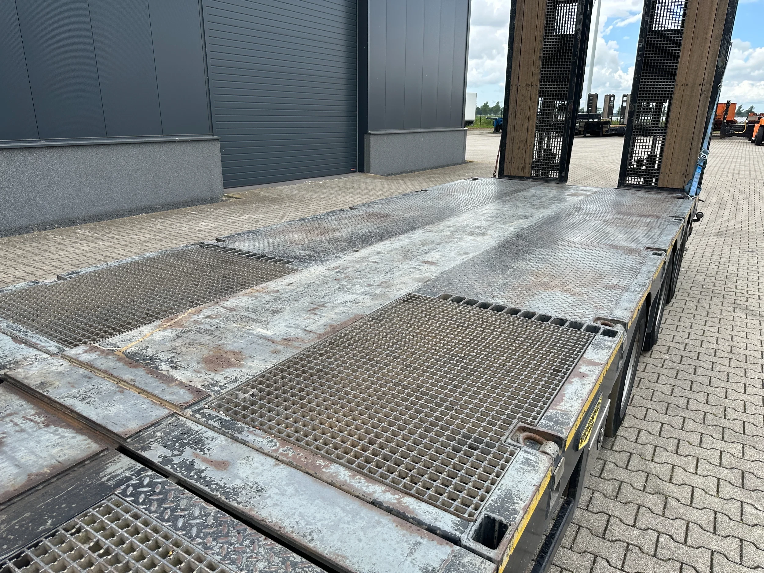 Broshuis 2017 - 3ABSD Lowloader 3-axle / GVW: 59.000kg / Neck: 23.000kg / hydraulic steering + ramps + loading table / 4.60m extendable / winch / liftaxle zdjęcie 78