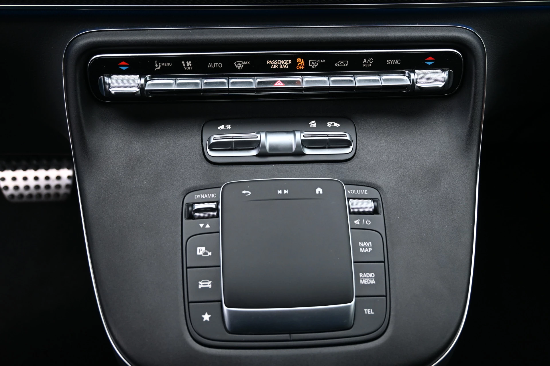 Mercedes-Benz V-Class 2024 - 300d 4-Matic AMG DC L3 XL image 9