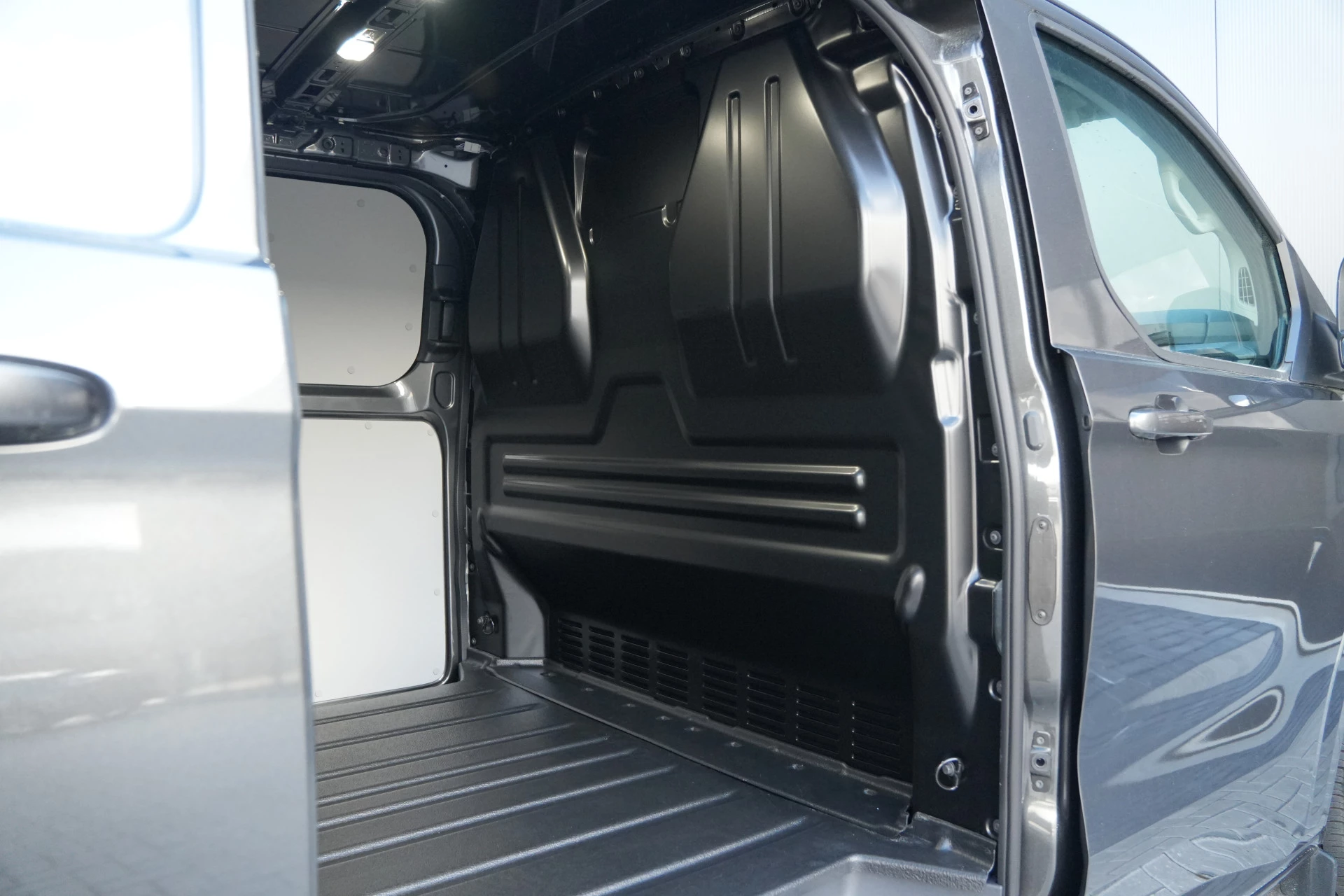 Ford Transit Custom 2025 - 320 2.0 TDCI L2H1 Limited 170pk - 1+1 Stoelopstelling - 2x Schuifdeur - Adaptive Cruise - Verwarmd stuur - Blind spot - Navigatie - Camera - Draadloos laden - Rijklaar imagen 15