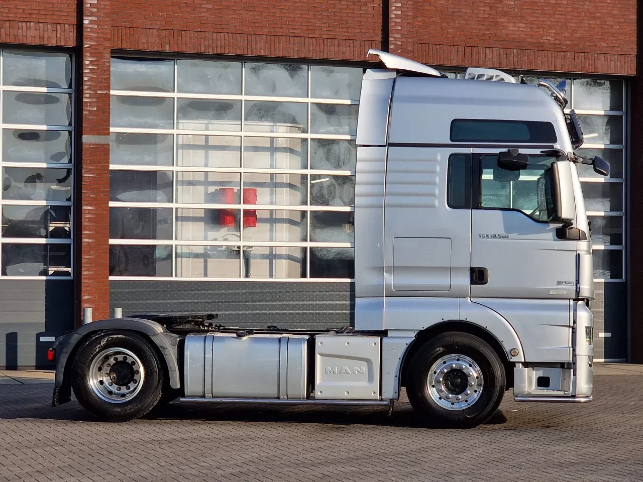 MAN TGX 2016 - 18.560 4x2 - Retarder - Night clima - Full air - 2x tank imagem 8