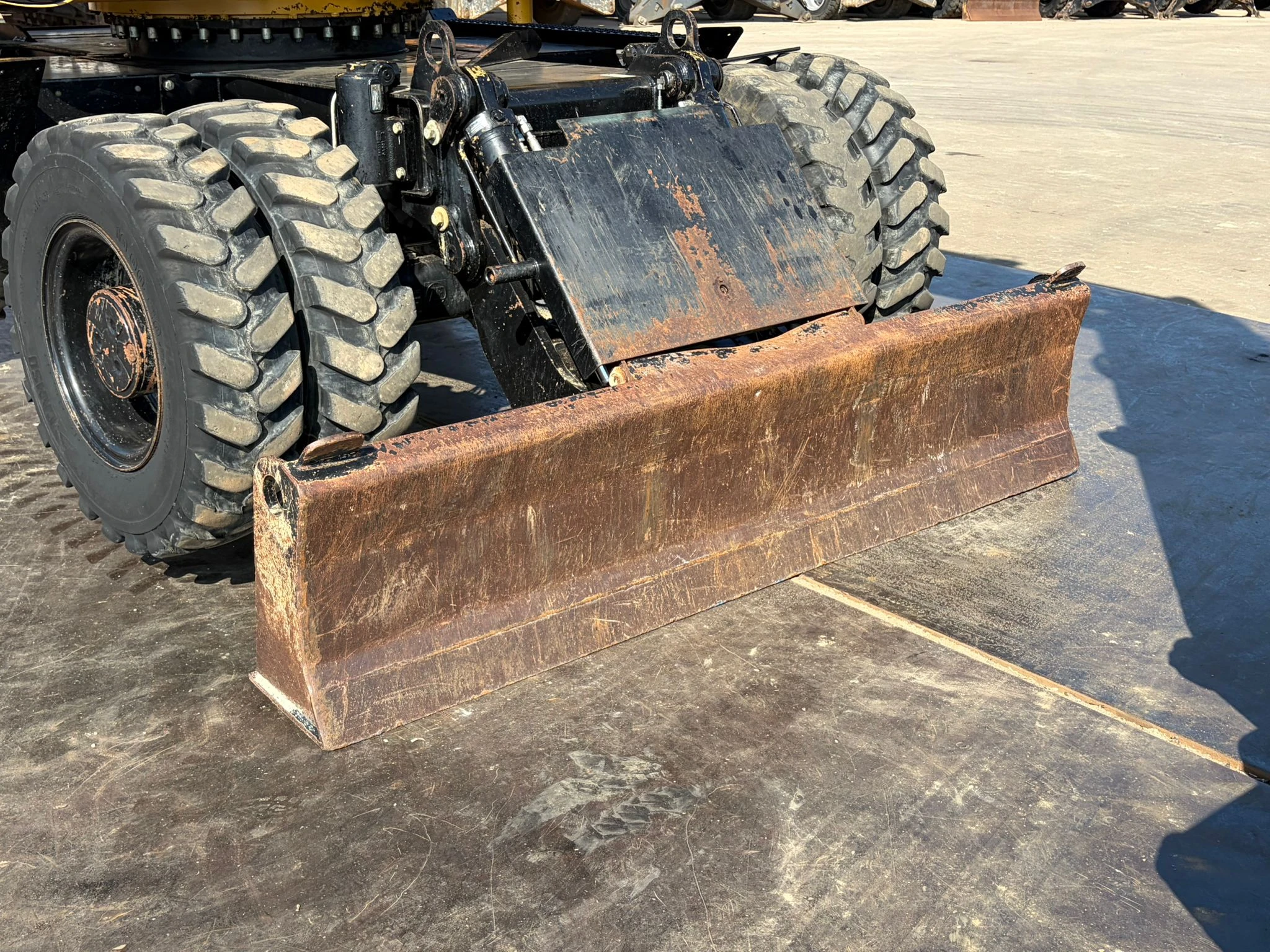 Caterpillar M313D VA - Outriggers + Blade 2012 Bild 17