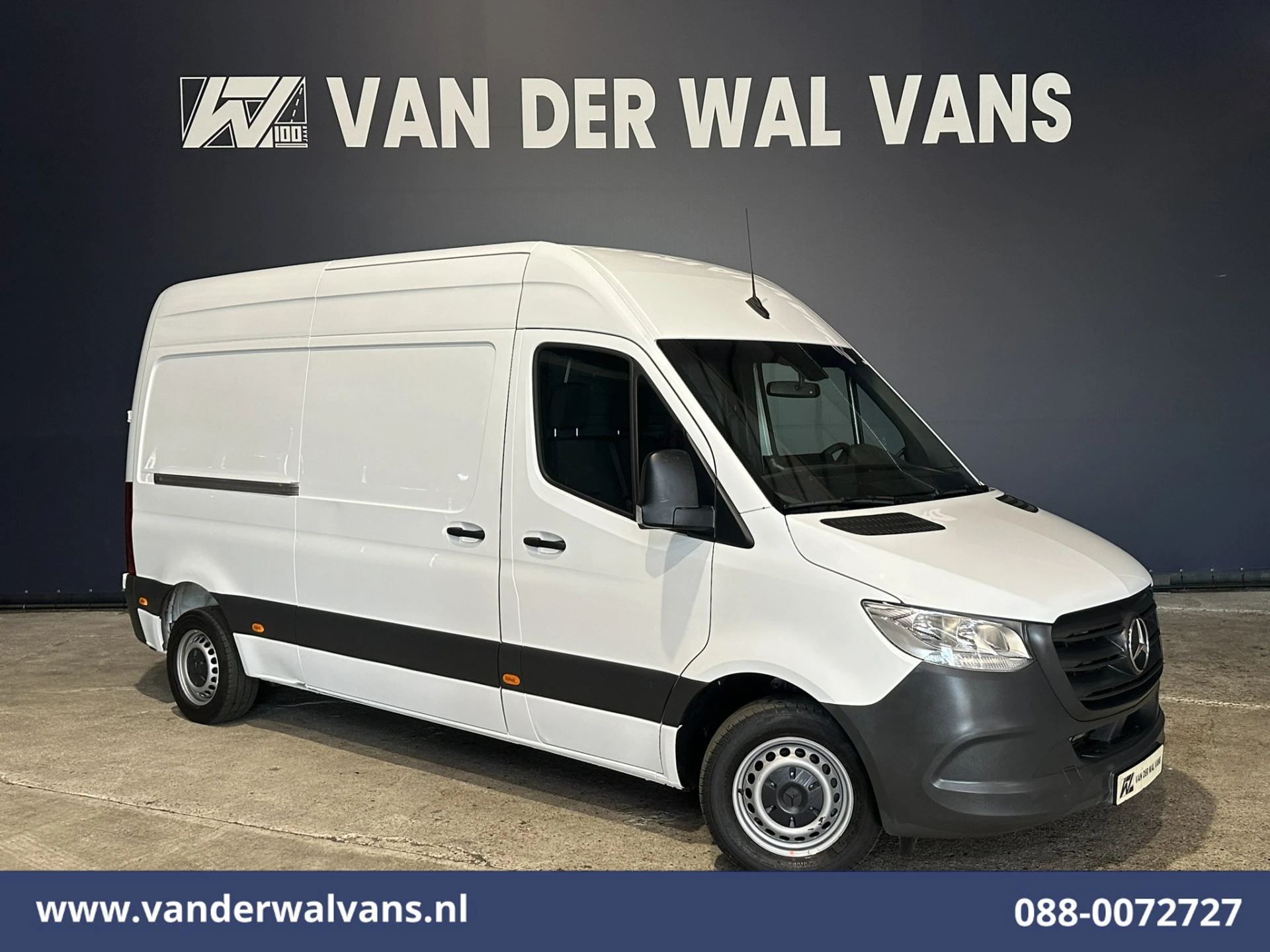Mercedes-Benz Sprinter 2023 - 211 CDI 115pk L2H2 Euro6 Airco | Camera | Trekhaak | Bijrijdersbank afbeelding 1