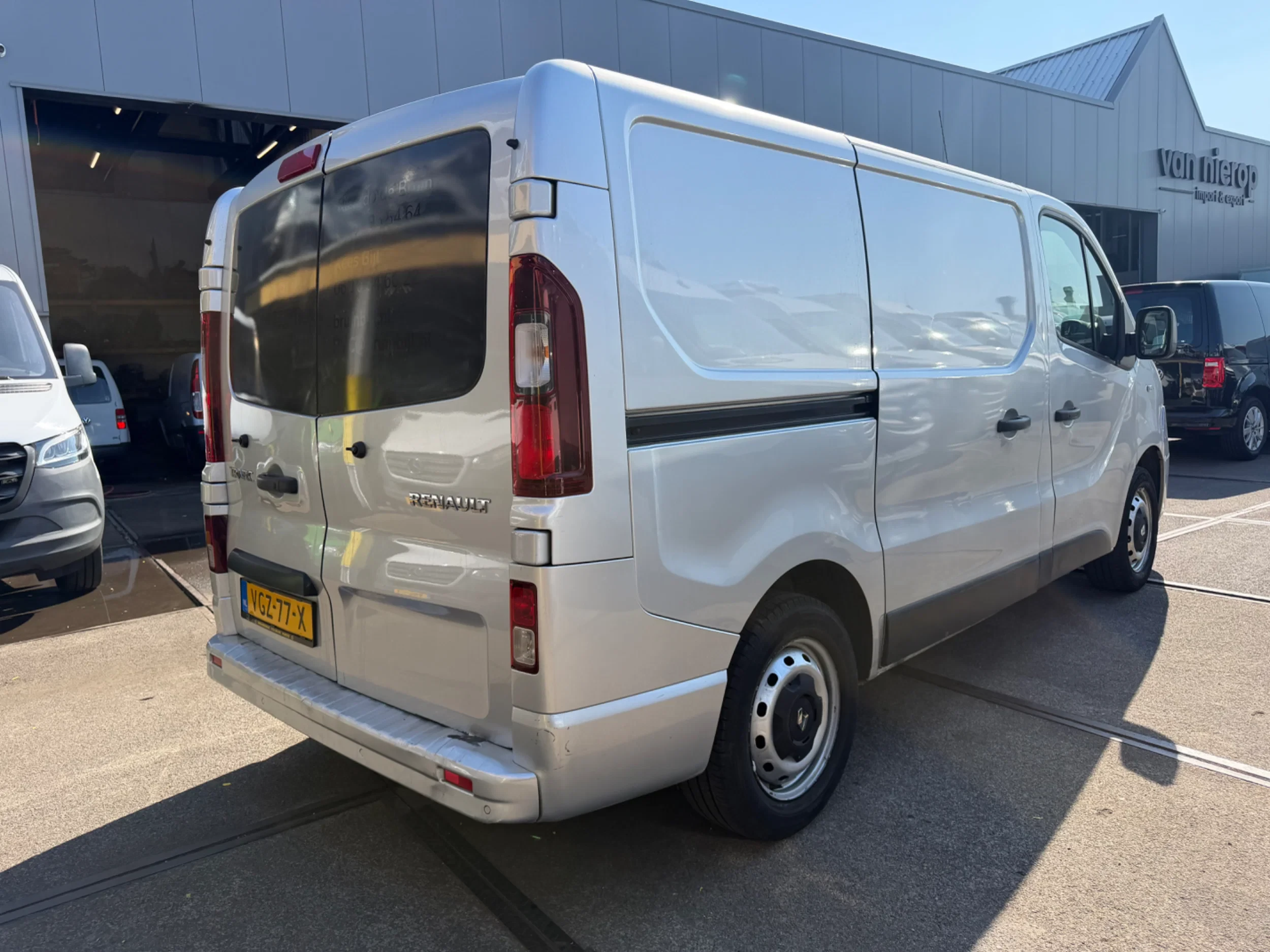 Renault Trafic 2016 - 1.6DCI L1H1 Airco Navi Cruisecontrol EURO 6 MOTOR SCHADE afbeelding 4