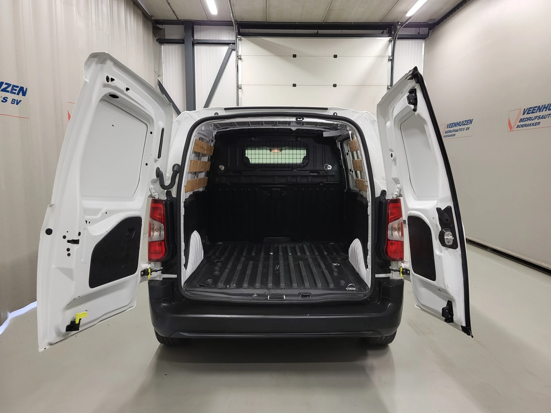 Peugeot Partner 2021 - 1.2PureTech 111pk Benzine! Bild 6