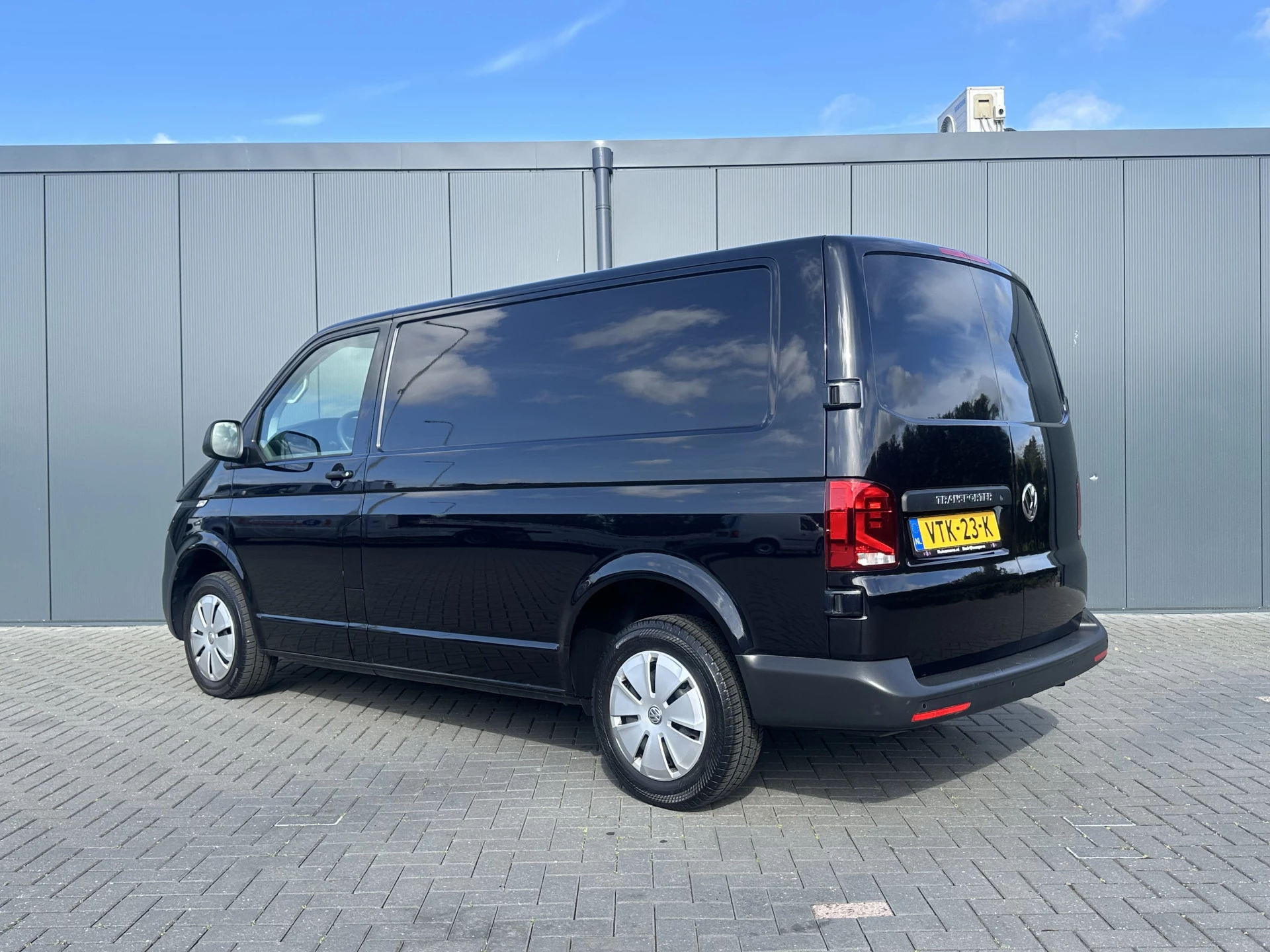 Volkswagen Transporter 2023 - 2.0 TDI 150 PK DSG AUTOMAAT / L1H1 / 1e EIG. / CRUISE / AIRCO / APPLE CARPLAY / ANDROID AUTO / NAVI / PDC Bild 5