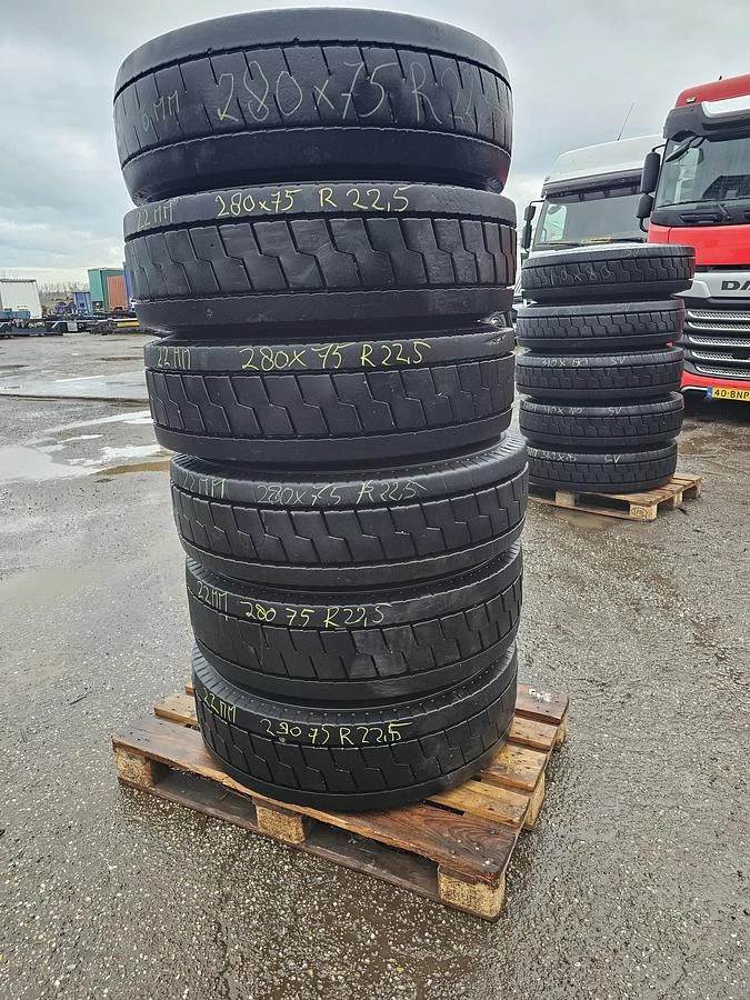 MICHELIN 280/75 R 22.5 - TERMNAL TRACTOR TIRE - EXTRA HEAVY DUTY 2015 afbeelding 1