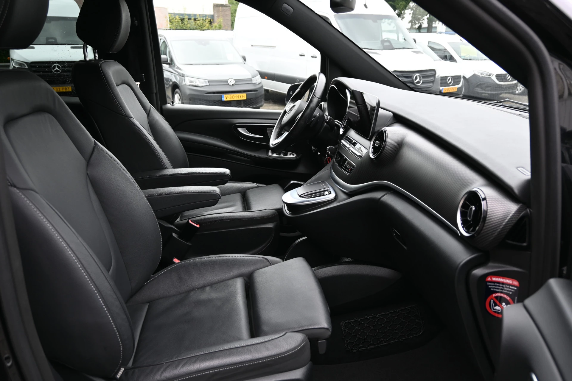Mercedes-Benz V-Class 2024 - 300d 4-MATIC AMG DC Avantgarde zdjęcie 14
