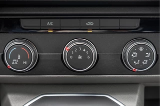 Volkswagen Transporter 2021 - T6.1 Bulli 2.0 TDI L1H1 | Virtual cockpit | Automaat | 150 PK | 3-Zits | 1e Eigenaar | LED | Camera | Carplay | PDC | Zijschuifdeur R+L | Trekhaak image 21