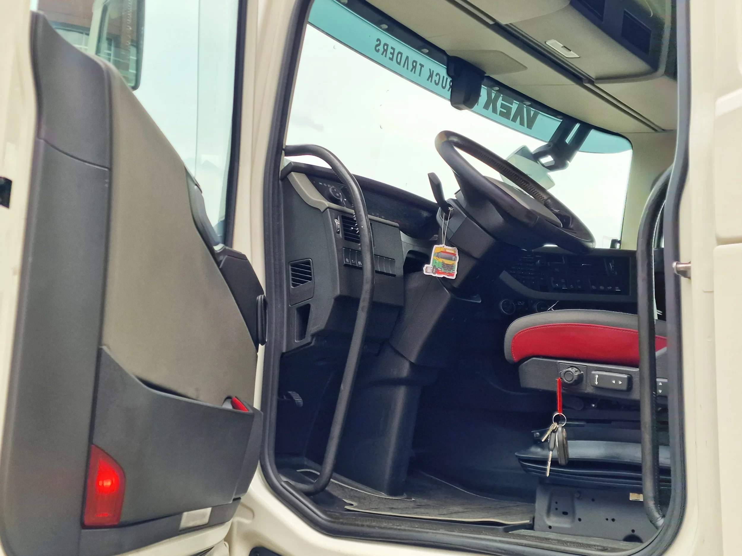 Volvo FH 2015 - 13.460 Globetrotter 6x2 - Ekeri box with sidedoors - Loadlift - Sliding roof - 560 WB obrázek 11