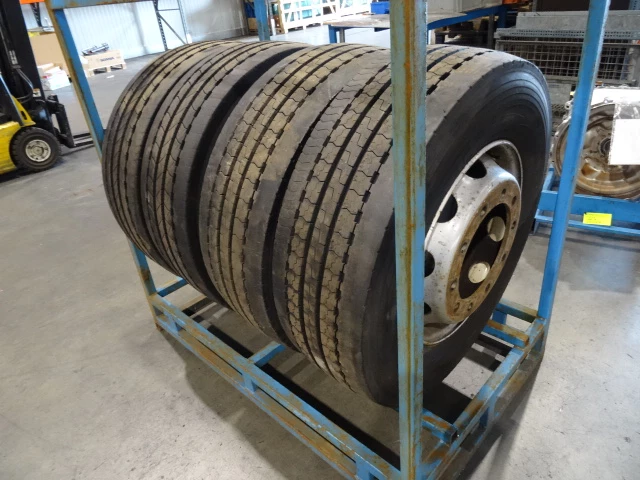 - Geen producent - - DUNLOP 315/70 afbeelding 1