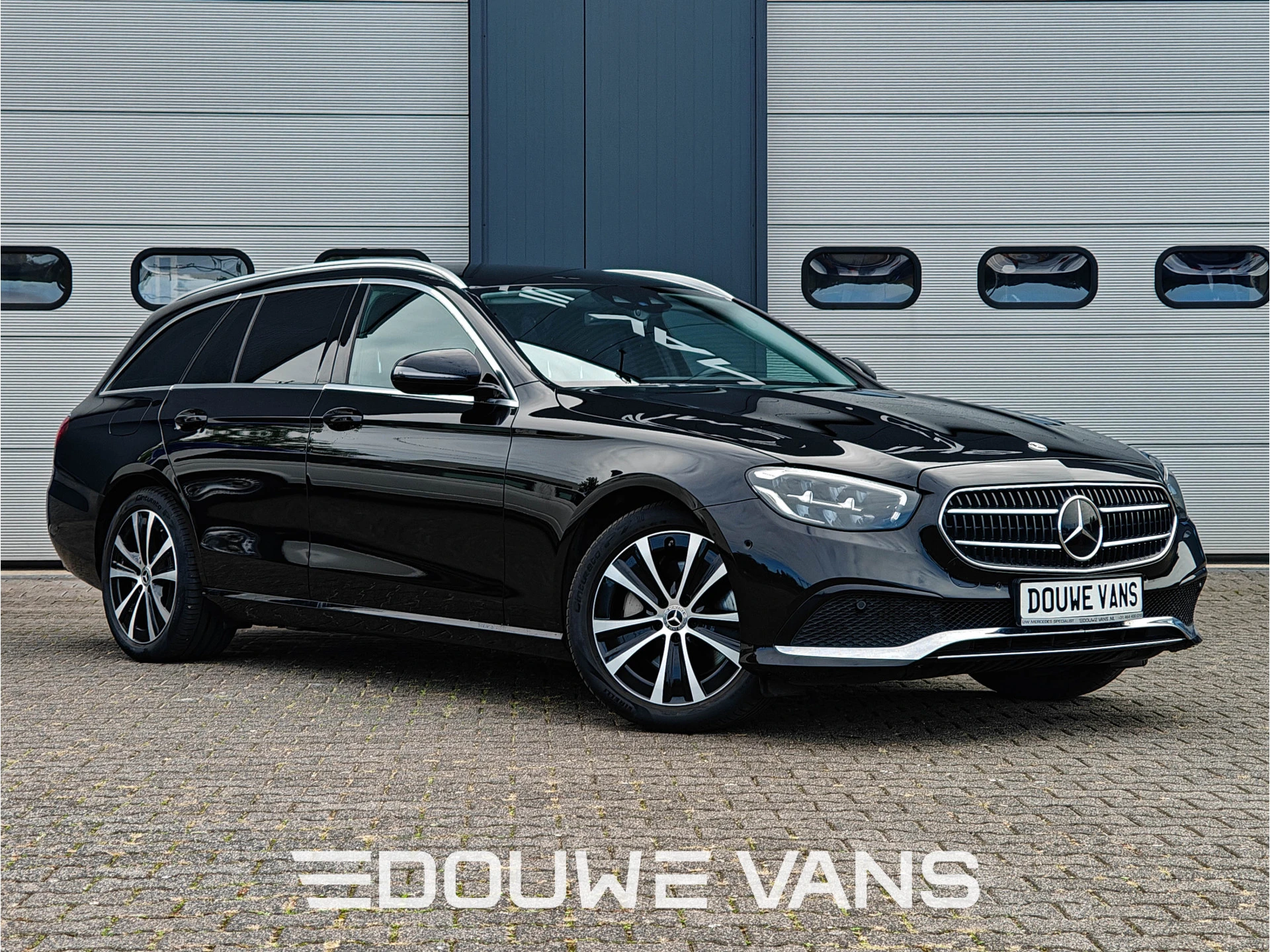 Mercedes-Benz E-Klasse 2022 - 300e LED Carplay Camera Navigatie Stoelverwarming afbeelding 1