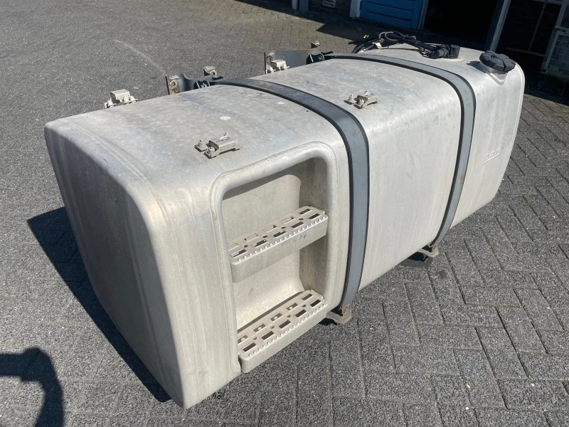 DAF 2018 - 2041734 BRANDSTOFTANK 700 LTR (1638X700X700 MM) afbeelding 1