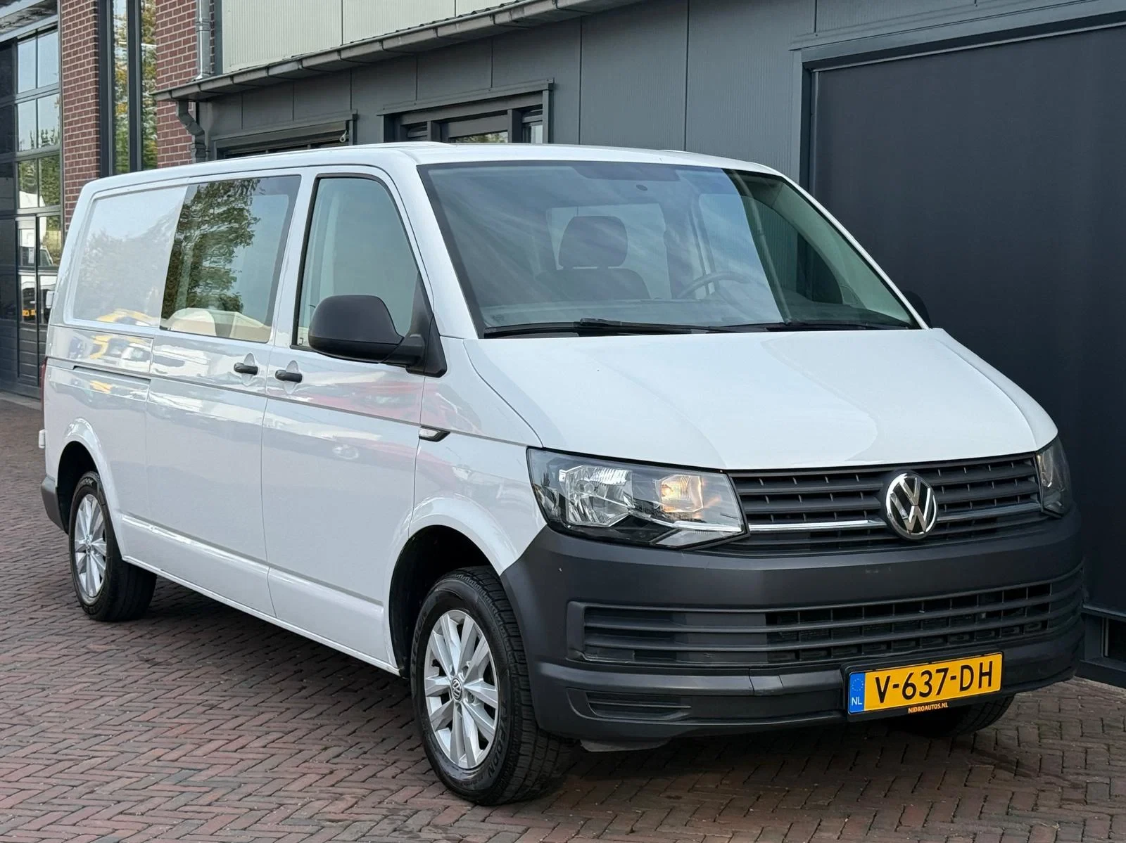 Volkswagen Transporter 2017 - 2.0 TDI L2 Airco Dubbel Cabine 102PK Trekhaak 1e Eigenaar NAP Euro 6 afbeelding 1