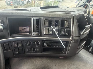 Volvo FM 330 2011 - 6X2 DHOLLANDIA 2000 KG LAST STEERING AXLE CURTAINS obrazek 15