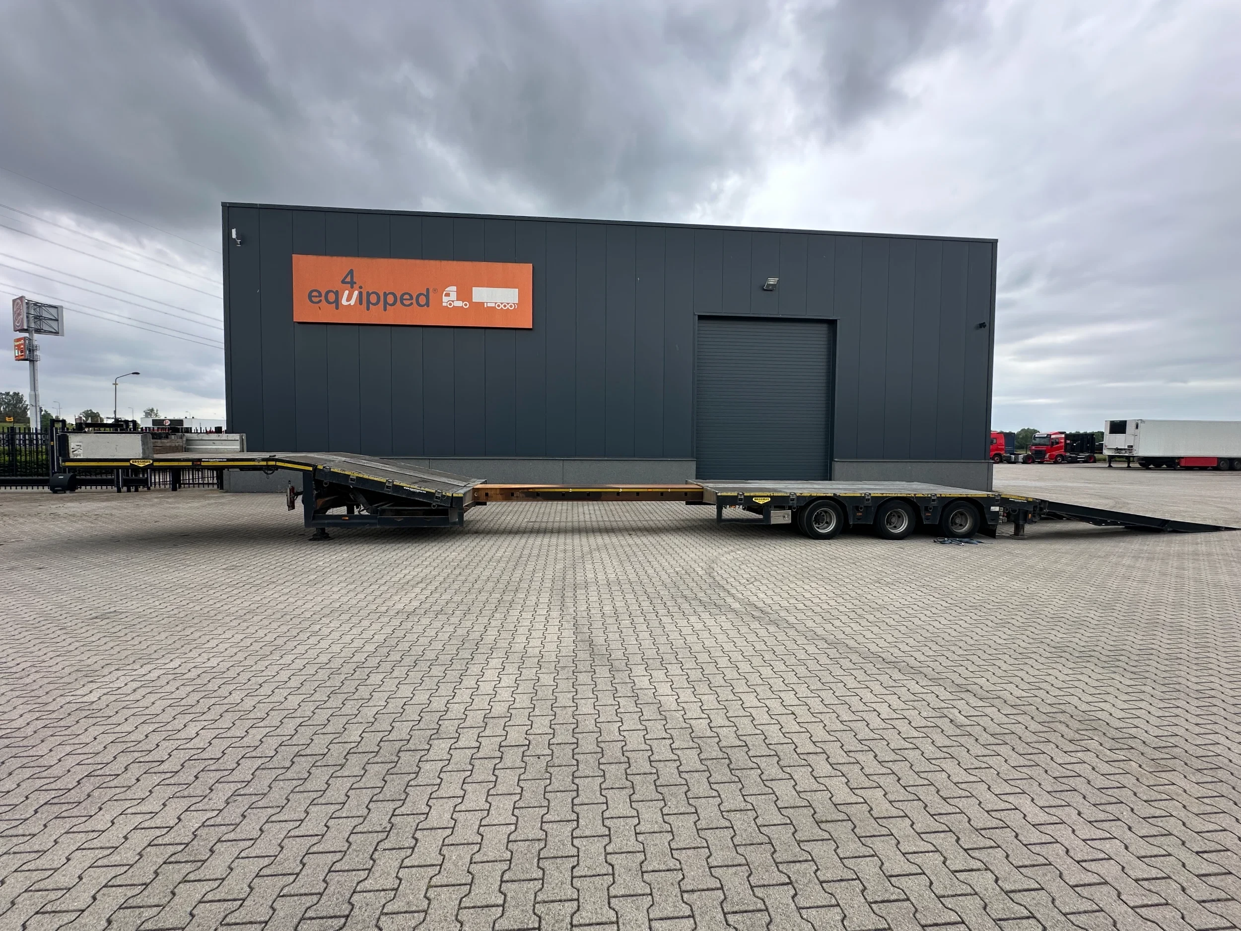 Broshuis 2017 - 3ABSD Lowloader 3-axle / GVW: 59.000kg / Neck: 23.000kg / hydraulic steering + ramps + loading table / 4.60m extendable / winch / liftaxle zdjęcie 3